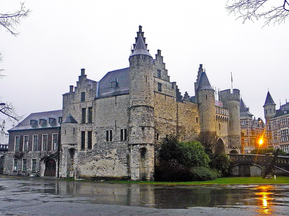 Замок Стен в Антверпені