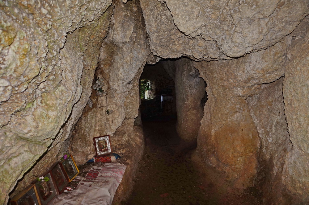 Троїцький монастир в Сатанівській Слобідці: печери