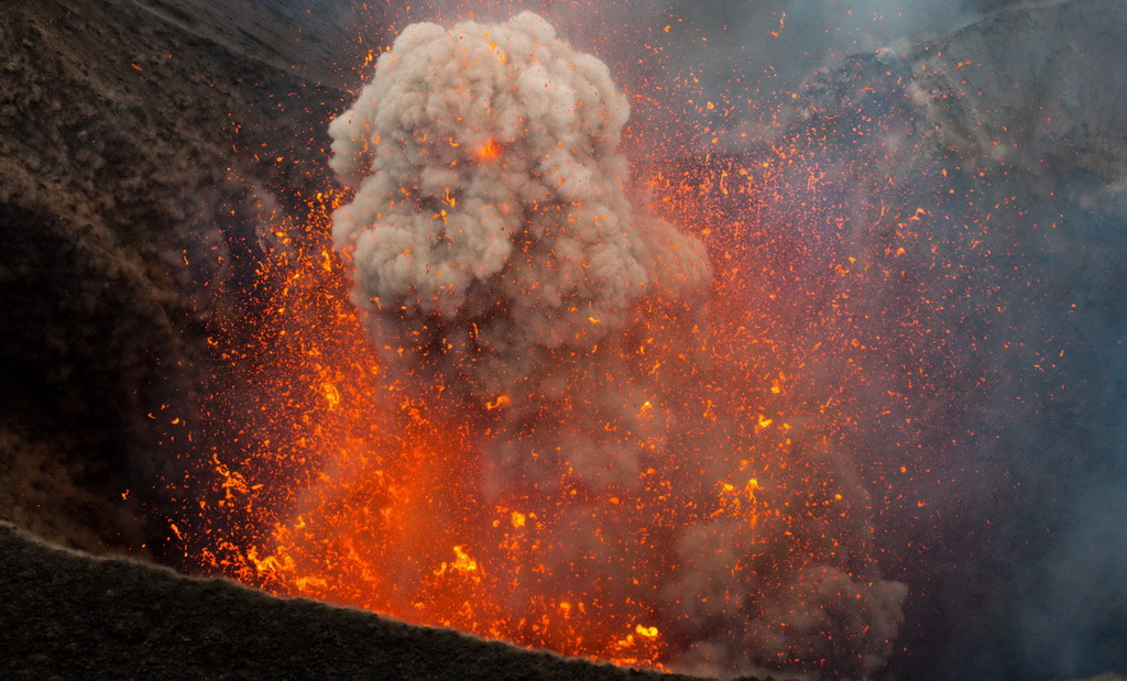 Виверження вулкану Ясур на острові Танна