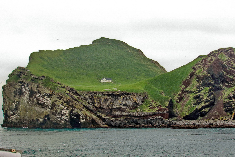 Один з островів Вестманнаейяр, Ісландія