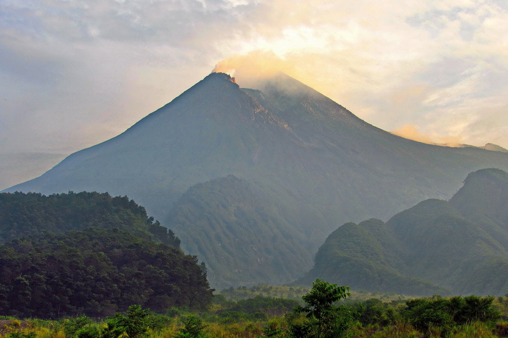 Вулкан Мерапі на острові Ява, Індонезія