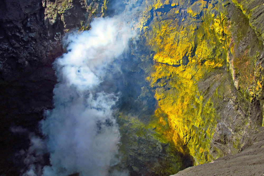 Кратер вулкана Бромо на острові Ява, Індонезія