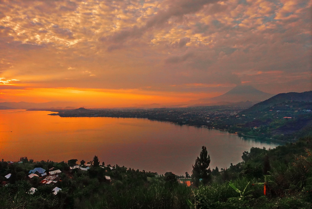 Захід сонця над озером Ківу, Руанда/Конго