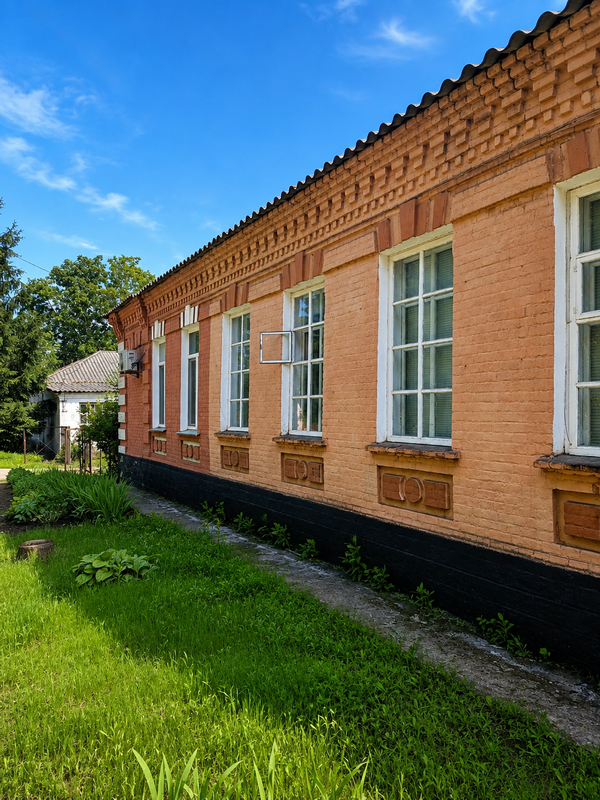 Одноповерхова цегляна громадська будівля