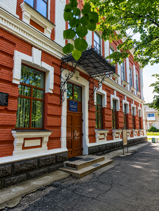 Фасад повітового училища з кованим навісом
