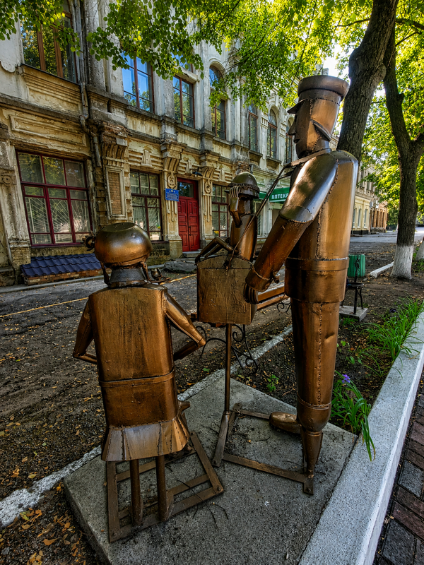 Жанрова скульптура дорослого і дитини