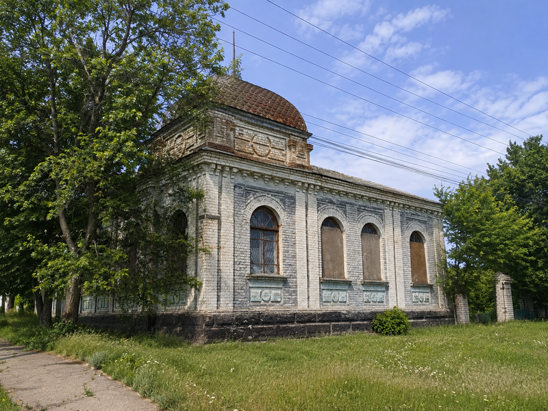 Бічний фасад синагоги з арковими вікнами