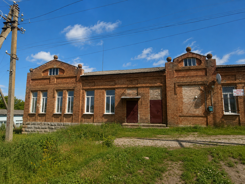 Фрагмент цегляного корпусу з круглим завершенням фронтону