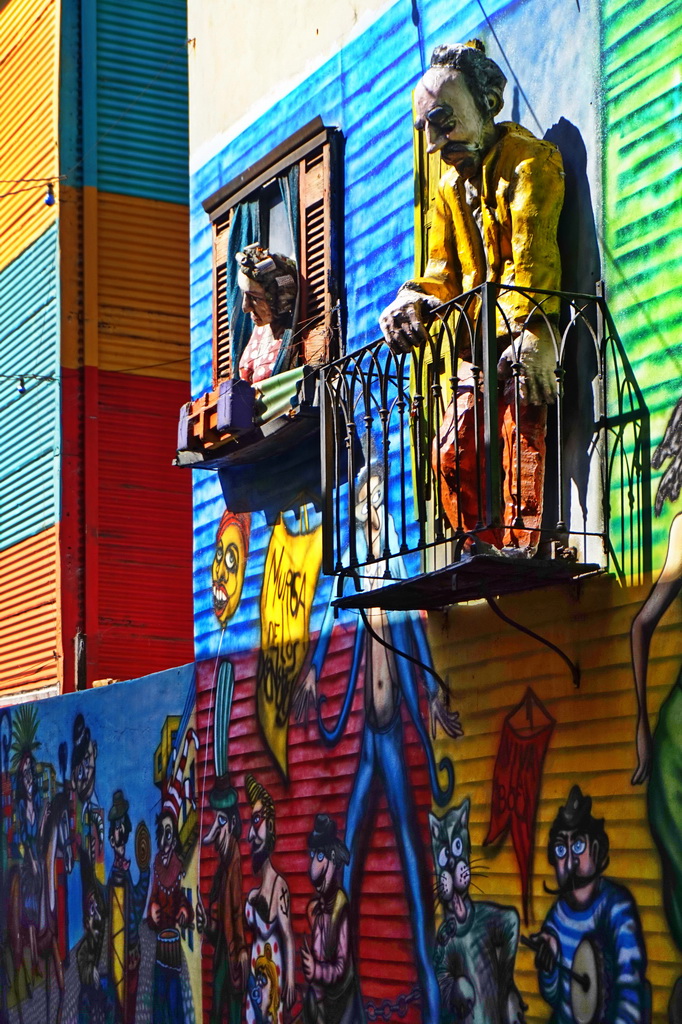 Ляльки на фасадах в районі Ла-Бока в Буенос-Айресі