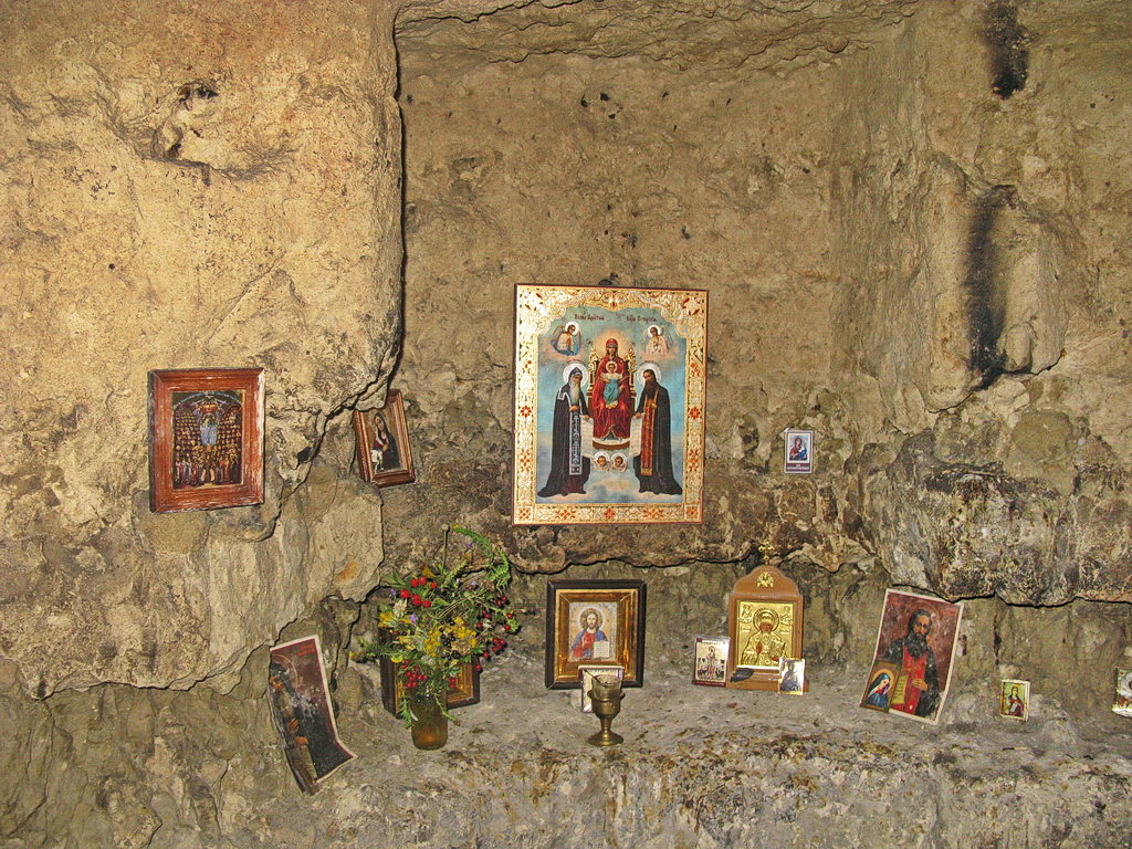 Печерна церква в катакомбах (Григоріє-Бизюків монастир в селі Червоний Маяк)