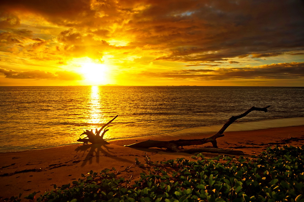 Захід сонця на острові Денарау (Фіджі)