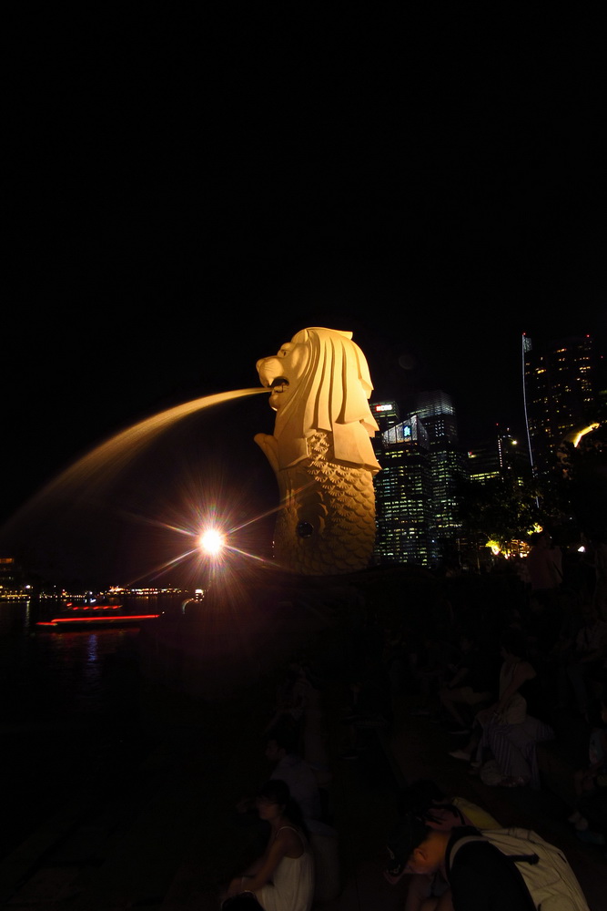 Нічний Сінгапур: статуя Мерлона