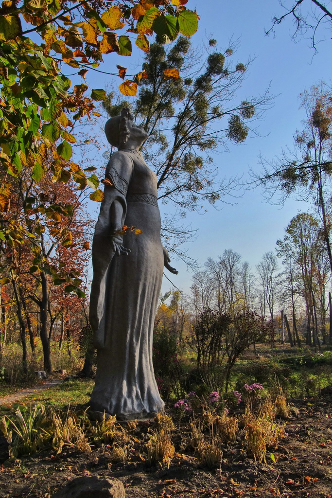 Скульптури у парку Олізарів у Коростишеві