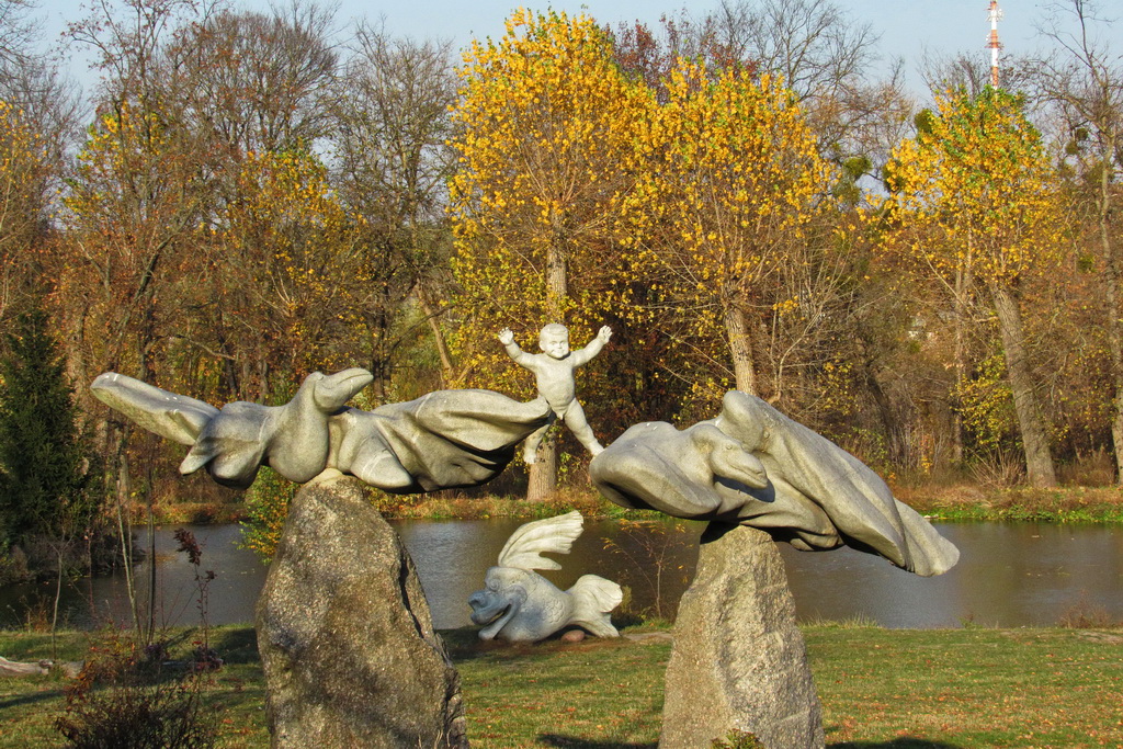 Скульптури у парку Олізарів у Коростишеві
