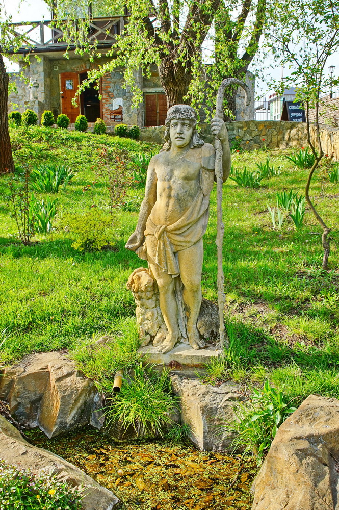 Замок Радомисль: скульптури в парку