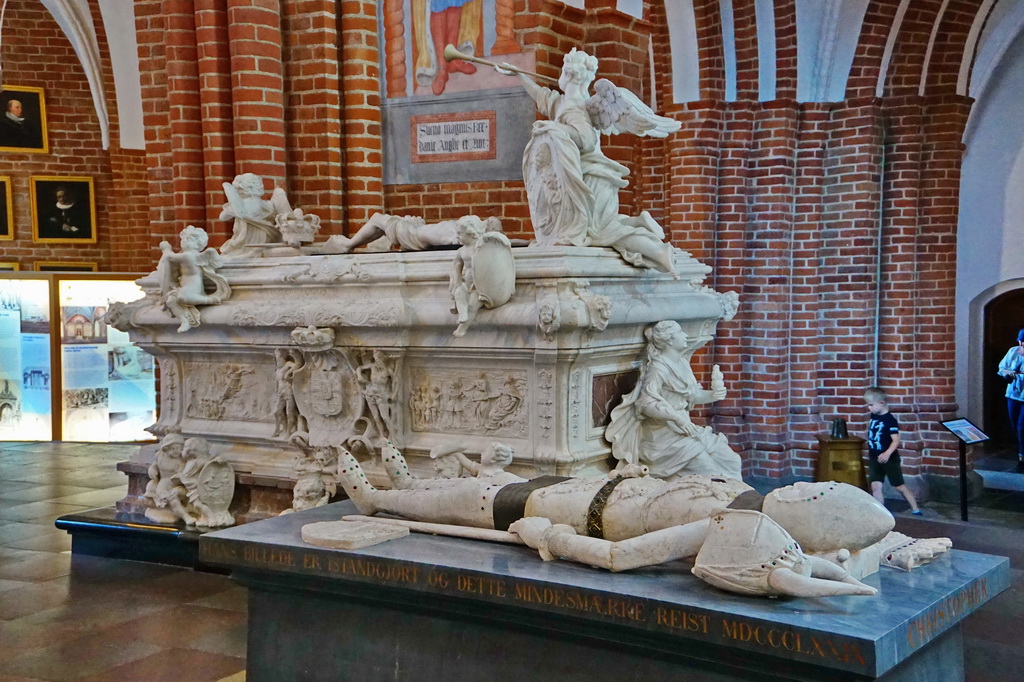 Поховання данських королів в соборі Роскілле
