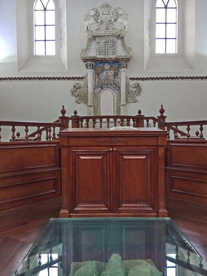 Оборонна синагога у Сатанові: головна зала (фото - Алла Собко)