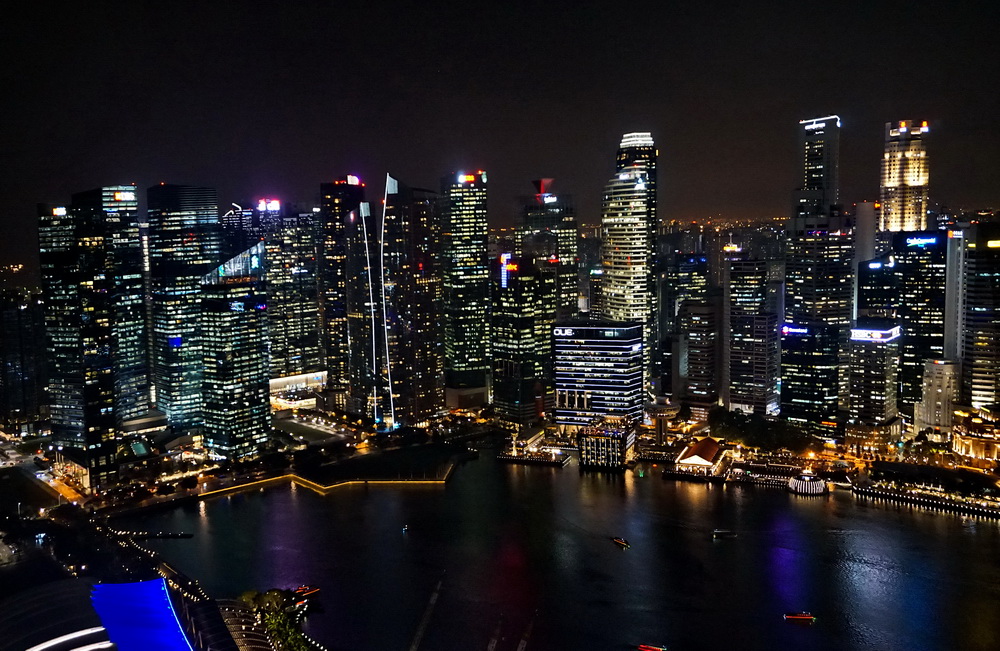 Нічний Сінгапур: оглядовий майданчик скайпарку готелю Marina Bay Sands