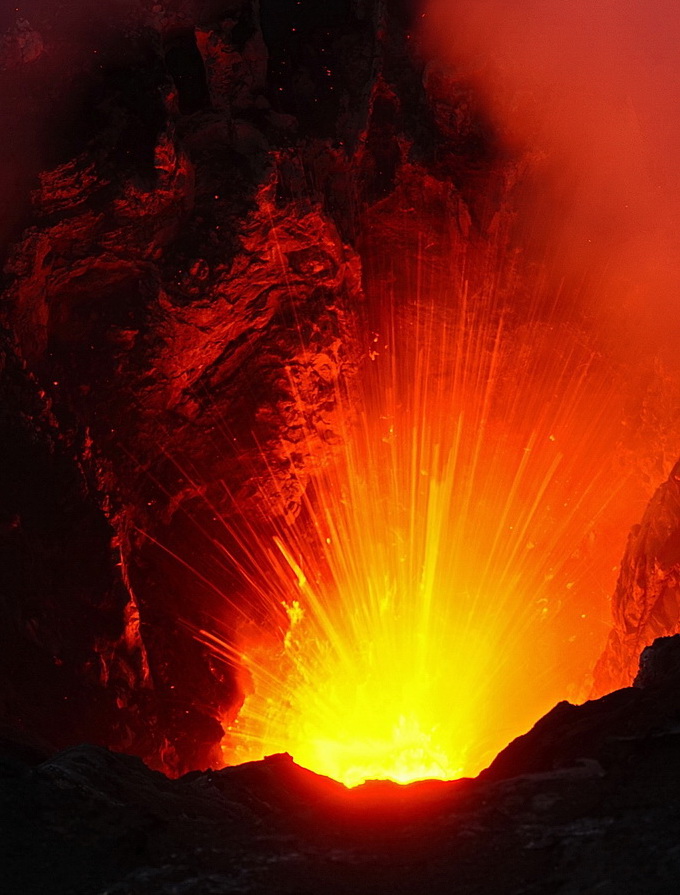 Вогняний феєрверк з лави і каміння виривається з кратера