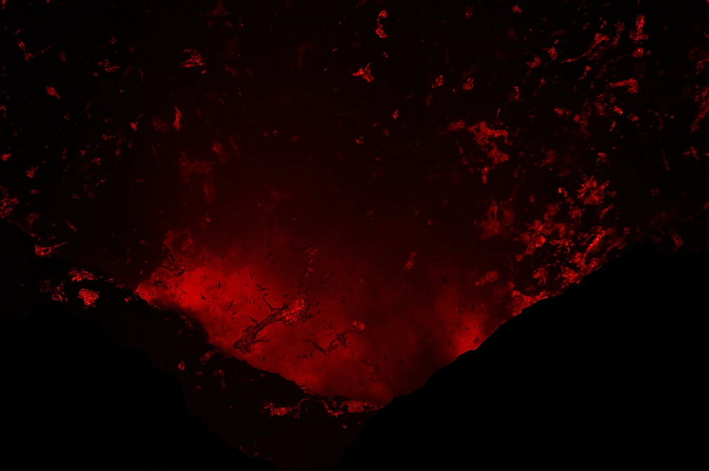 У кратері вулкану Ясур постійно кипить озеро лави