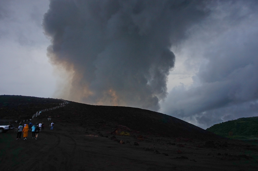 Туристи піднімаються до кратера вулкану Ясур