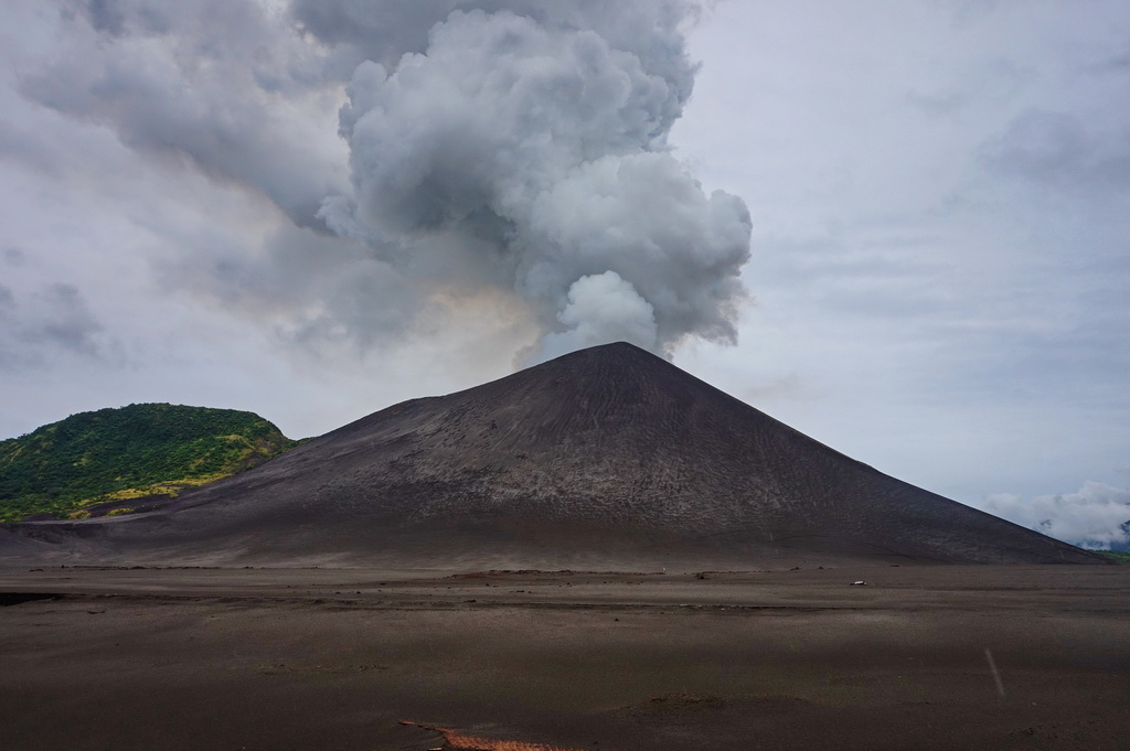 Вулкан Ясур на острові Танна - один з найактивніших у світі