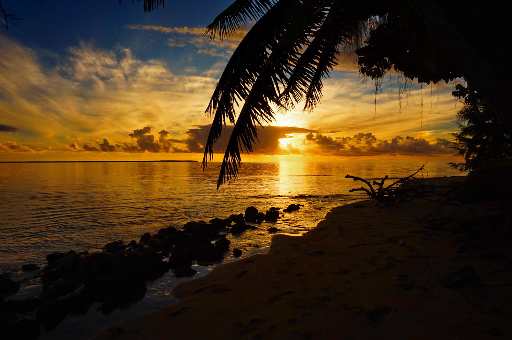 Захід сонця на острові 'Атата (Тонга)