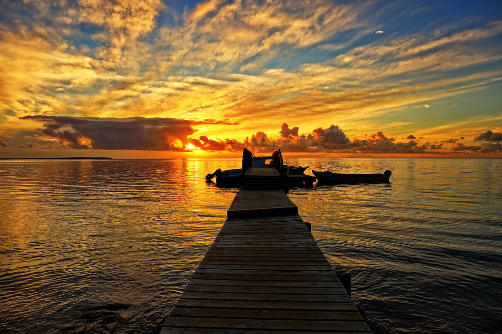 Захід сонця на острові 'Атата (Тонга)