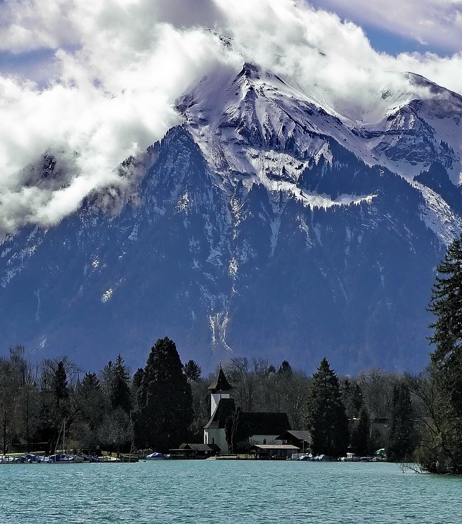 Фірвальдштетське озеро в містечку Шадау (Швейцарія)