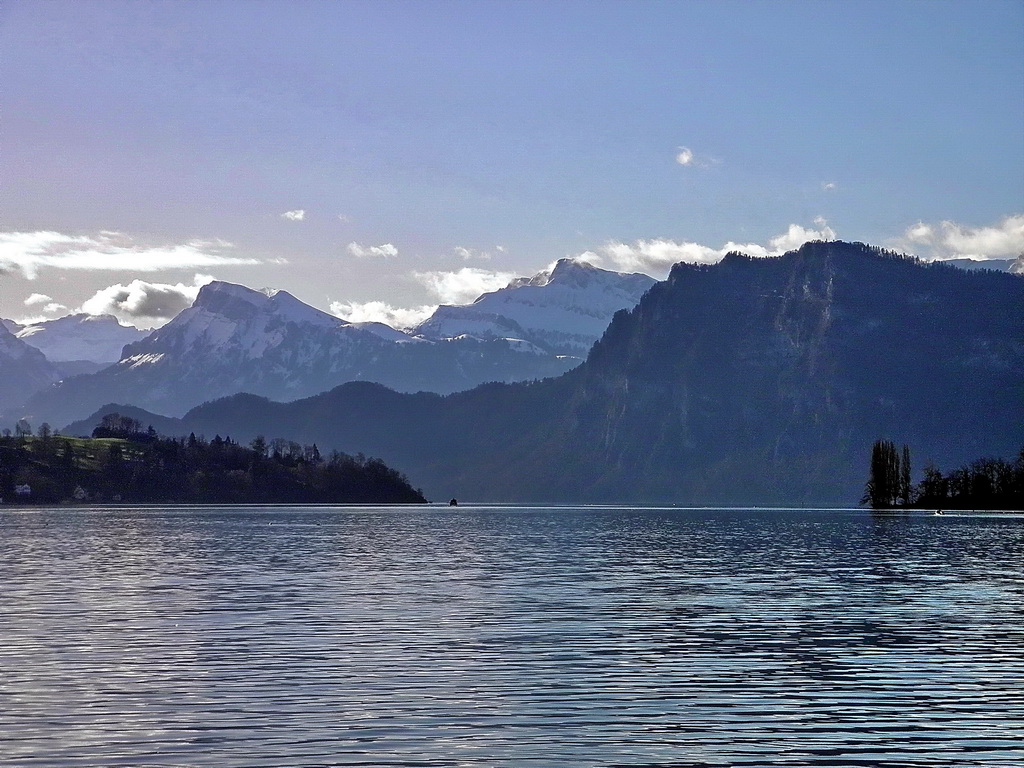 Фірвальдштетське озеро біля міста Люцерн (Швейцарія)