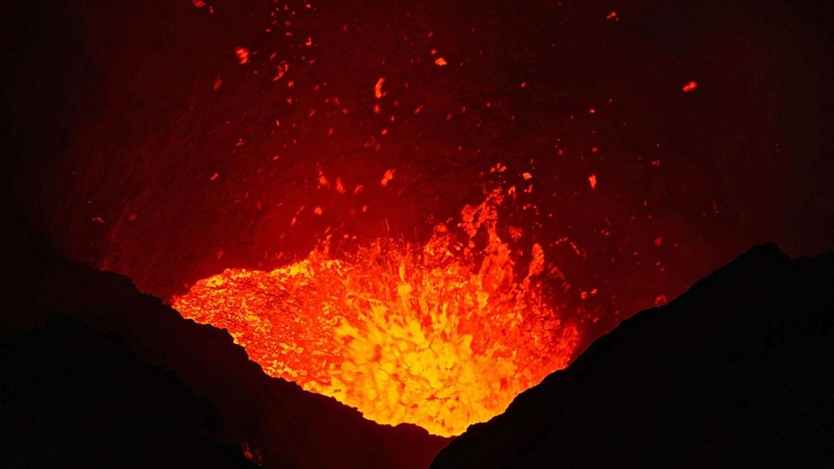 Вогняний феєрверк з лави і каміння виривається з кратера